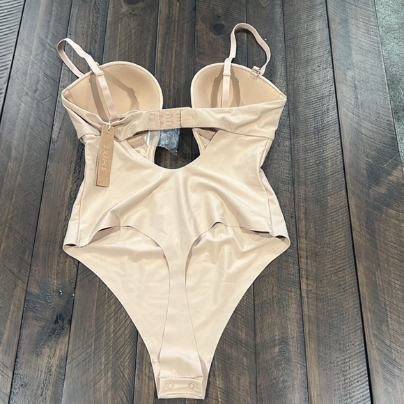Skims Deep Plunge Shapewear Bodysuit - Picture 3 of 9